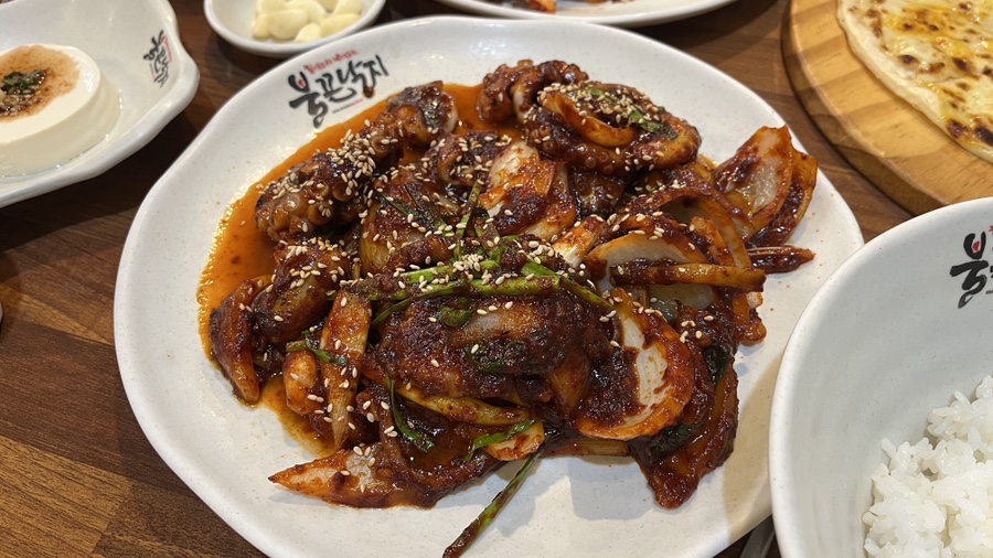 양파와 대파가 큼직하게 들어간 낙지볶음. 통깨를 뿌린 보통맛