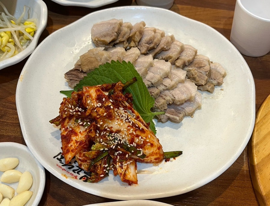 잡내 없이 부드러운 보쌈과 깻잎 위에 올린 보쌈김치