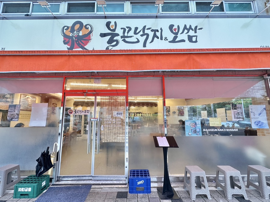 오전 10시 오픈, 밤 10시 마감 안내가 붙은 입구. 문 앞에는 웨이팅석이 마련되어 있다