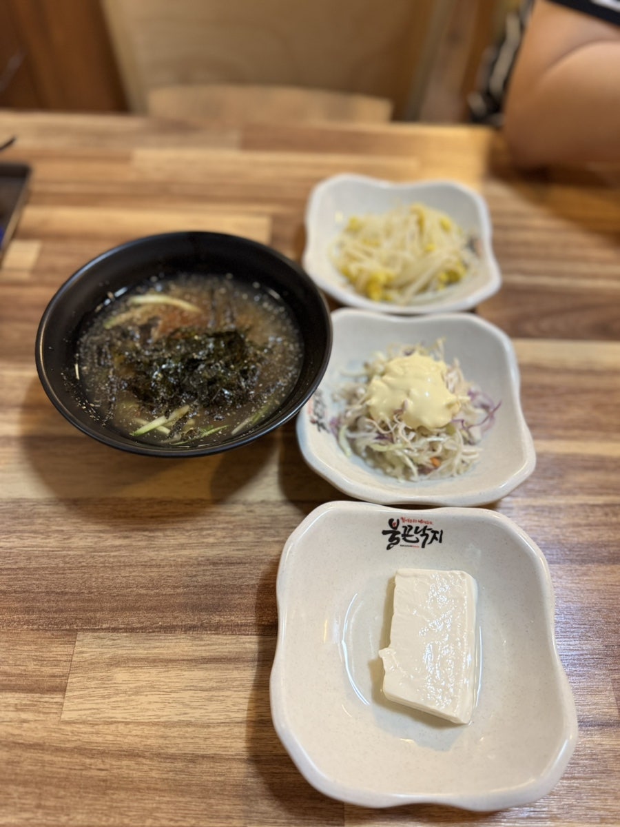 기본으로 나온 순두부와 콩나물, 마요네즈를 올린 샐러드, 그리고 살얼음 묵사발.