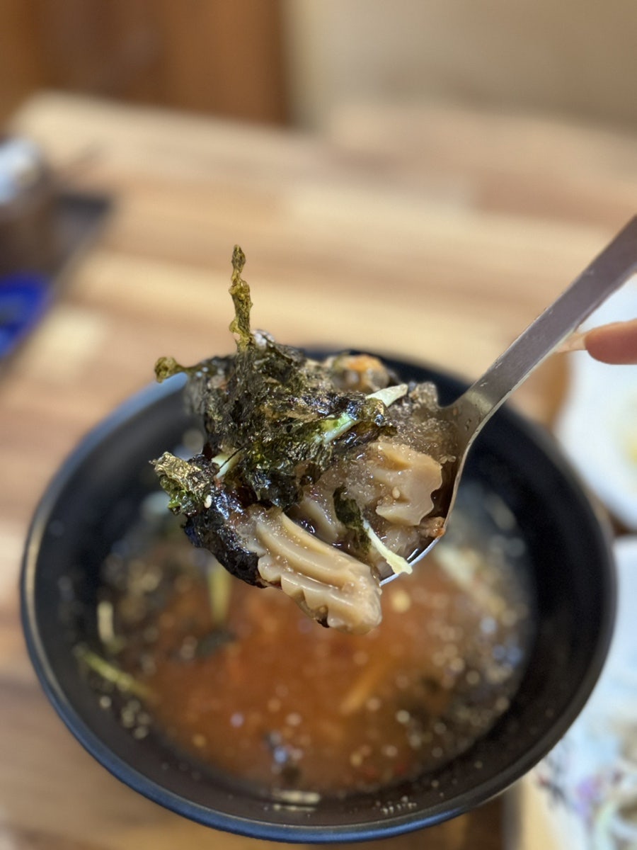 살얼음 국물에 김가루와 오이, 묵을 함께 떠올린 한 숟갈.