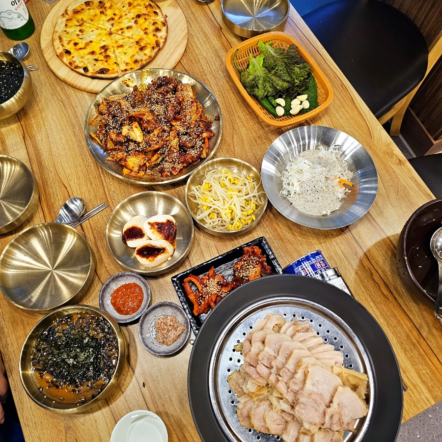 불끈낙지스페셜 3인 한 상 — 낙지볶음, 찜기 위 보쌈, 고르곤졸라피자와 기본 반찬