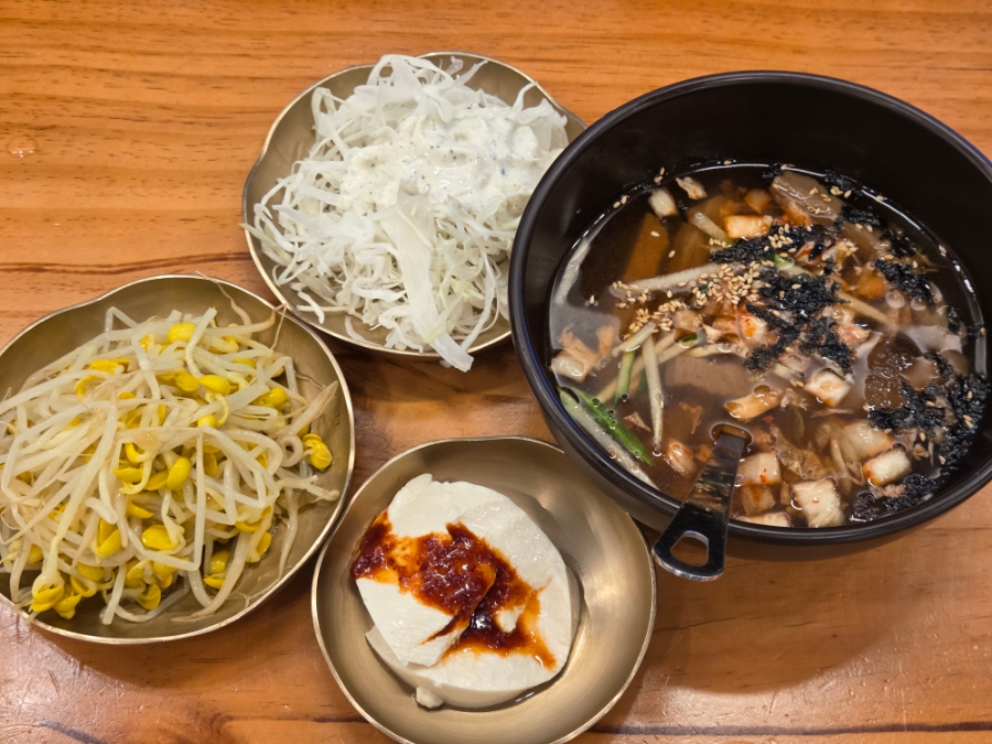 샐러드와 콩나물, 양념을 올린 순두부, 시원한 묵사발로 구성된 기본찬