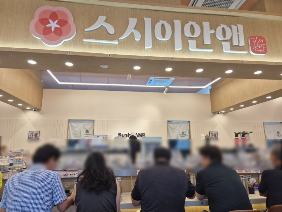 오픈 주방을 향해 나란히 앉은 손님들. 셰프들이 초밥을 만드는 모습이 그대로 보인다