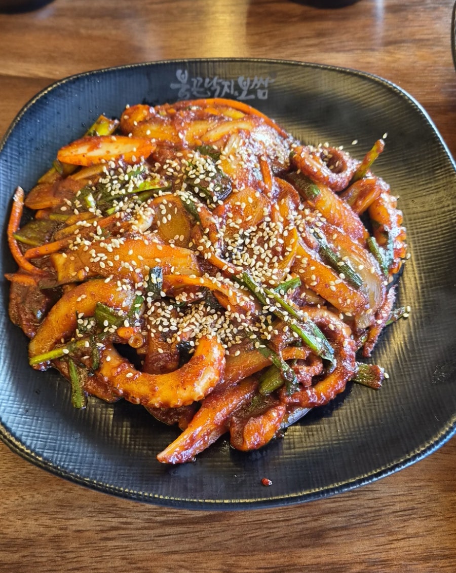 통깨를 뿌려 낸 낙지볶음, 큼직한 낙지 다리와 채소가 함께 볶여 나옵니다