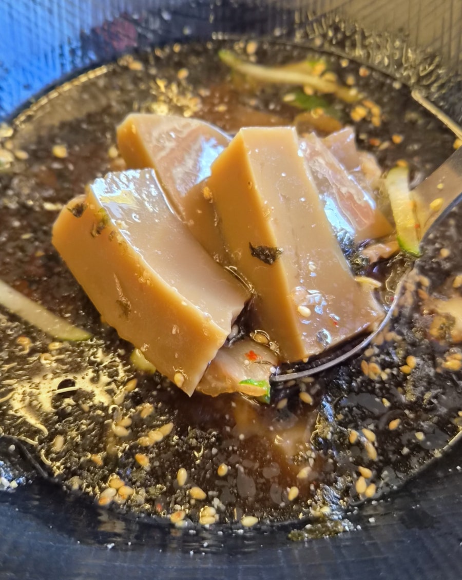 살얼음 뜬 육수에 탱글하게 담긴 묵사발, 매운맛을 정리해 줍니다