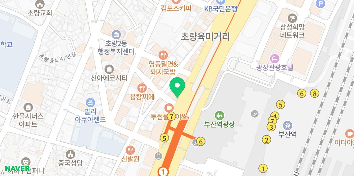 부산역 7번 출구와 초량육미거리 사이, 중앙대로에 자리한 위치.