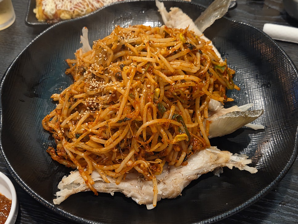 콩나물과 양념이 수북하게 올라간 대구뽈찜 중자 — 아래로 두툼한 대구살이 깔려 있다