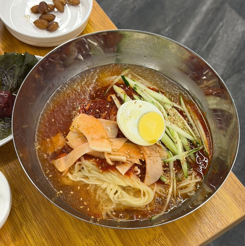 살얼음 육수에 오이채와 삶은 달걀이 올라간 원조가야밀면 물비빔