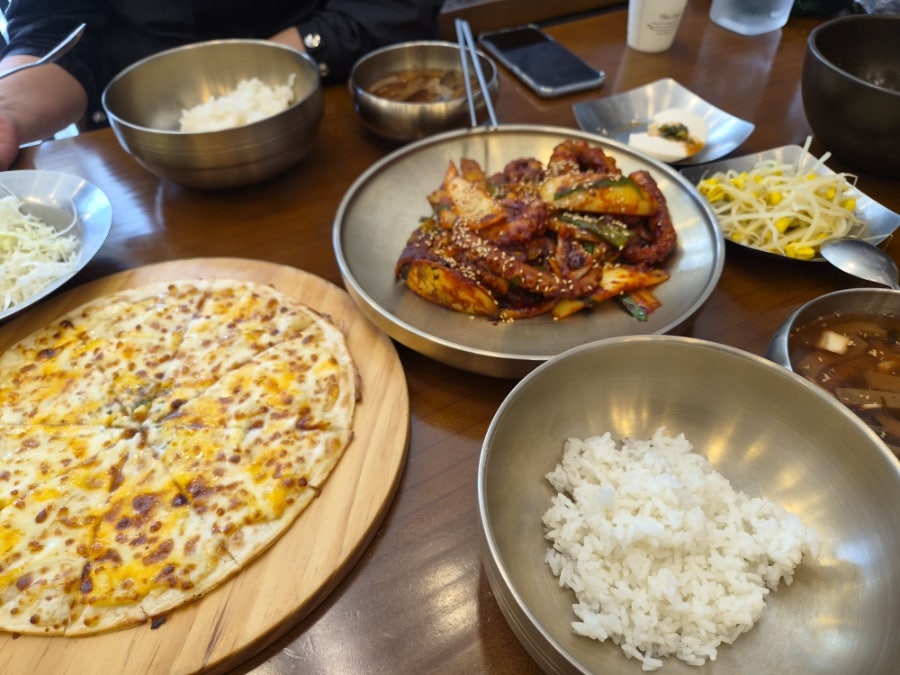 낙지볶음과 치즈피자, 공기밥과 기본찬이 함께 차려진 낙지피자세트