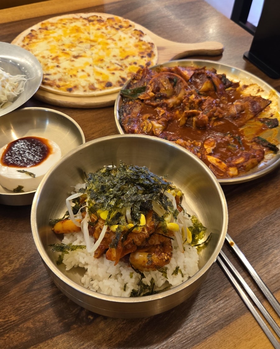 낙지볶음·고르곤졸라 피자·묵사발에 낙지비빔밥까지 차려진 낙지피자세트 한 상